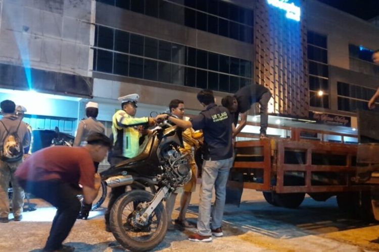 21 unit sepeda motor yang menggunakan knalpot resing atau kenalpot modifikasi atau kenalpot bising, langsung dilakukan tilang non elektronik atau tilang ditempat usai terjaring aksi balap liar di Batam, Kepulauan Riau (Kepri), malam kemarin.