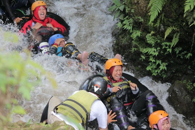 Wisata Senatah River Tubing di Kabupaten Karanganyar, Jawa Tengah.