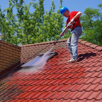 Ilustrasi membersihkan atap rumah dengan pressure wash.