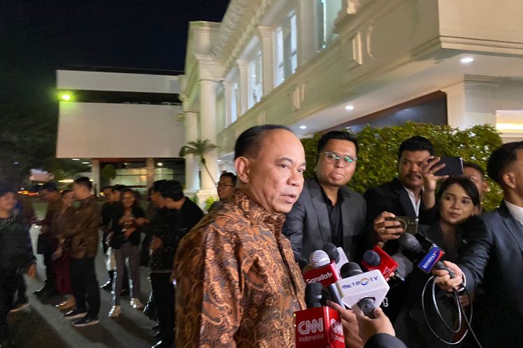 Ketua Umum relawan Pro Jokowi Budi Arie Setiadi tiba di Istana Kepresidenan menjelang pengumuman calon menteri dan calon wakil menteri, Minggu (20/10/2024) malam. 