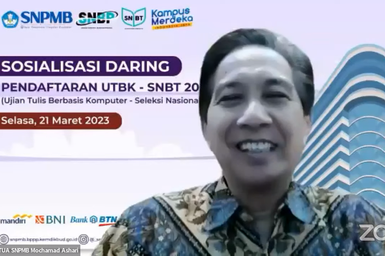 Ketua Umum Tim Penanggung Jawab SNPMB Prof. Mochamad Ashari saat memberi penjelasan mengenai perubahan materi tes UTBK SNBT 2023.