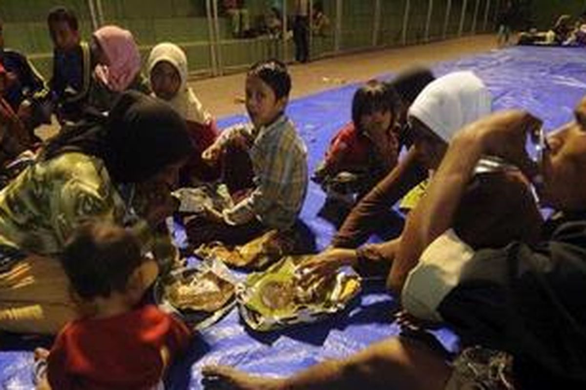 Warga korban kerusuhan antarwarga Desa Karang Gayam, Kecamatan Omben dan Desa Bluurandi, Kecamatan Karang Penang,  Kabupaten Sampang, mengungsi di Hall Tennis Indoor, Minggu (26/8/2012). 