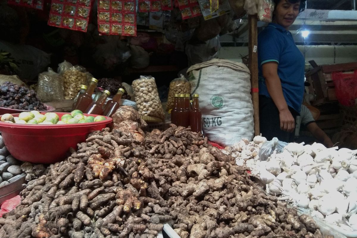 Pedagang jahe di Pasar sayur Magetan mengalami kenaikan pembeli jahe pasca pemrintah mengumumkan kasus visrus corona. Akibat naiknay permintaan membuat jahe langka dipasaran.