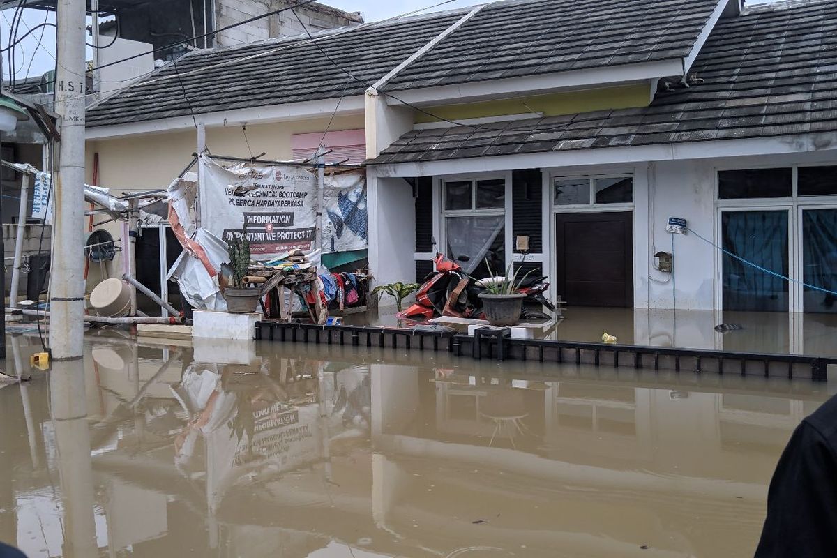 Banjir merendam perumahan Garden City Residence Periuk Kota Tangerang, Selasa (4/2/2020)