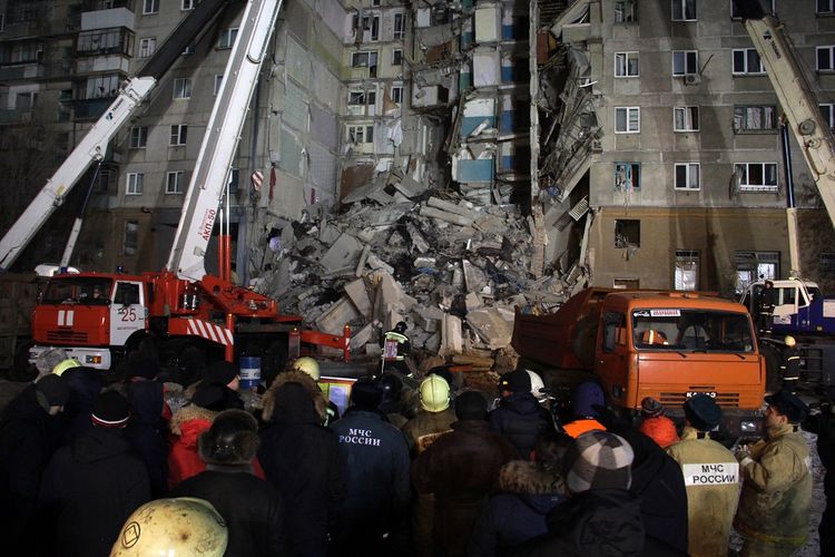 Tim penyelamat ketika bekerja dalam operasi menyisir apartemen yang runtuh akibat ledakan gas di Magnitogorsk, Rusia, pada 31 Desember 2018.