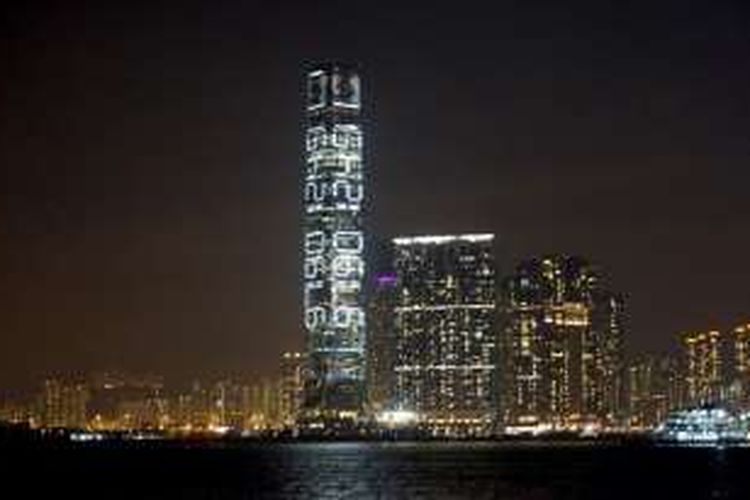 Selama tiga malam terakhir, International Commerce Center, pencakar langit terjangkung di Hong Kong 