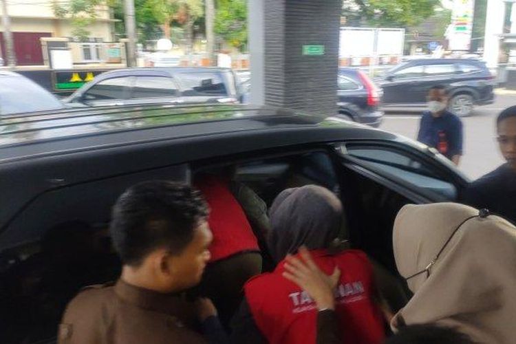 Kedua pelaku berinisial F dan Y digelandang ke sebuah mobil setelah menjalani pemeriksaan selama tujuh jam di Kantor Kejaksaan Negeri Majalengka, Kamis (13/10/2022). Kejaksaan Negeri Majalengka melakukan penahanan terhadap dua tersangka kasus dugaan korupsi di Bank Pengkreditan Rakyat (BPR) Majalengka cabang Sukahaji.