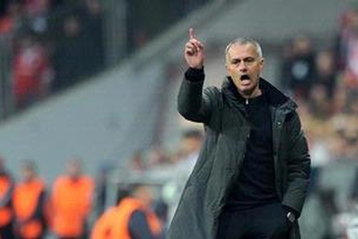 Salah satu ekspresi pelatih Real Madrid, Jose Mourinho, saat menyaksikan anak didiknya bertanding melawan Bayern Muenchen, pada leg pertama semifinal kalah 1-2 dari Bayern Muenchen, di Allianz Arena, Selasa (17/4/2012).