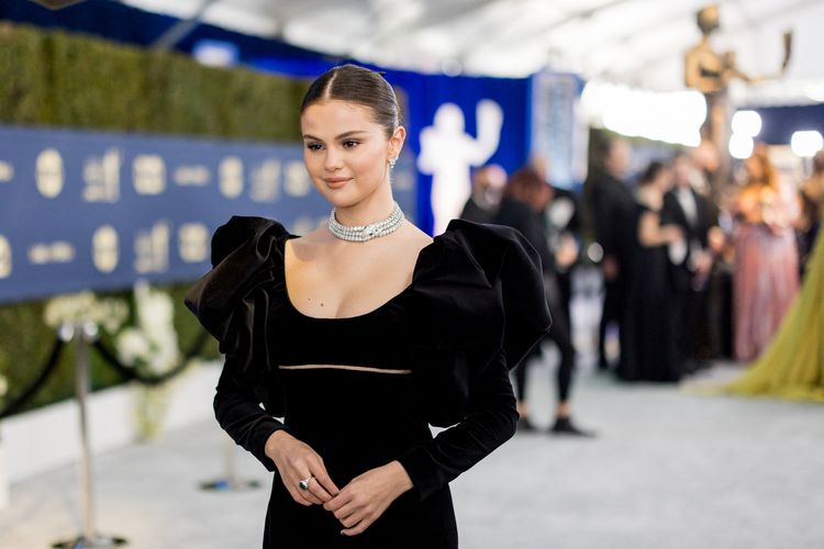 Selena Gomez hadir dalam ajang the 28th Screen Actors Guild Awards di Barker Hangar pada Minggu (27/2/2022), di Santa Monica, California, AS. 