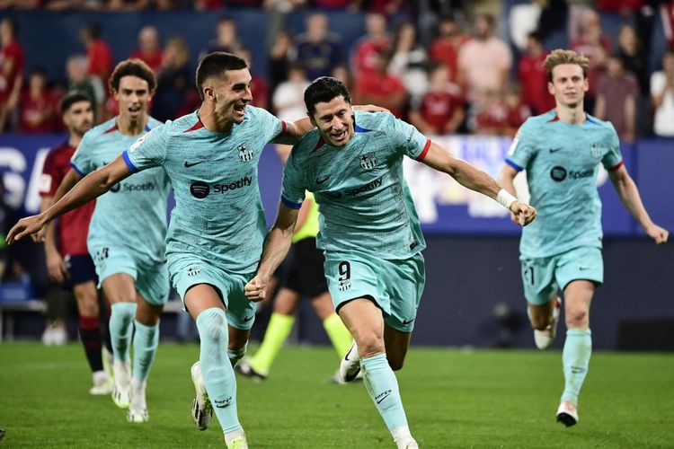 Para pemain Barcelona merayakan gol Robert Lewandowski dalam laga Osasuna vs Barcelona pada Liga Spanyol 2023-2024 di Stadion El Sadar, Senin (4/9/2023) dini hari WIB. Pertandingan Osasuna vs Barcelona tuntas dengan skor 1-2. (Photo by ANDER GILLENEA / AFP)