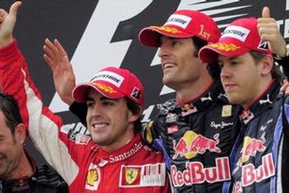 Pebalap Ferrari, Fernando Alonso (2 dari kiri), naik podium nomor dua di GP Spanyol, Minggu (9/5/10). Dia berada di antara duet Red Bull Racing Mark Webber (tengah) yang jadi juara, serta Sebastian Vettel yang finis ketiga.