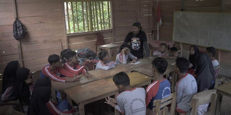 Dompet Dhuafa bersama sejumlah public figur mengadakan gerakan sosial bertema Sisir Kota Pesisir yang bertujuan untuk membangun sekolah layak bagi anak-anak di pesisir beranda Indonesia yang berlangsung pekan lalu di Seram Barat, Maluku.
