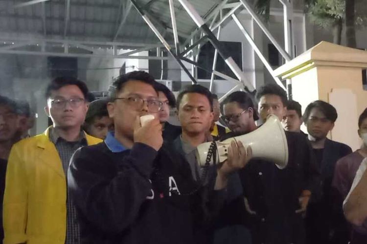 Aksi solidaritas mahasiswa di depan Mapolrestabes Semarang, Kamis (13/4/2023).