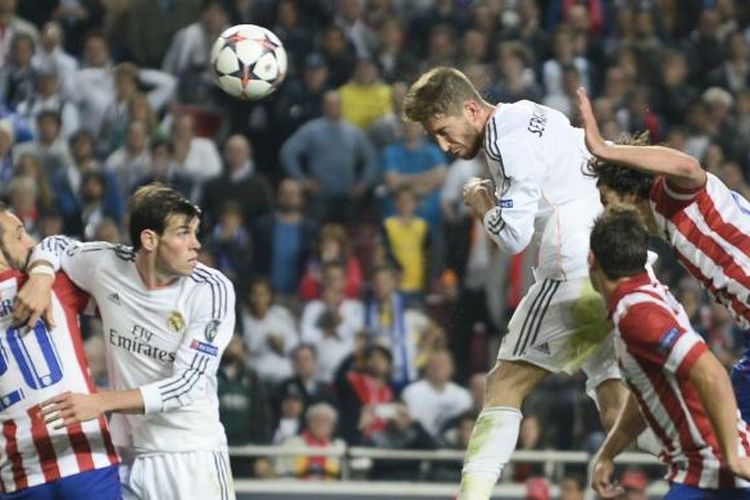 Bek Real Madrid, Sergio Ramos, menyundul bola yang berujung gol ke gawang Atletico Madrid, pada menit ke-90 3 final Liga Champions, di Estadio da Luz, Lisabon, Sabtu (24/5/2014).