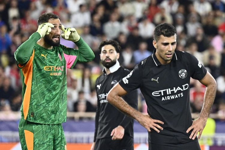 Kiper Man City, Gianluigi Donnarumma dan Rodri bereaksi kala Manchester City harus puas bermain imbang 2-2 saat bertandang ke markas Monaco pada laga lanjutan Liga Champions 2025-2026, Kamis (2/10/2025) dini hari WIB.