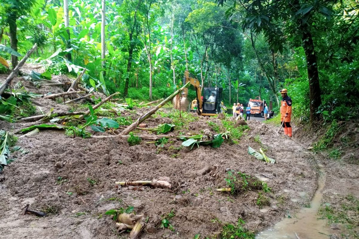 Longsor yang menimbun badan Jalan Rajamandala-Cipongkor, Kabupaten Bandung Barat (KBB), Jawa Barat, Jumat (16/2/2024) sore.  