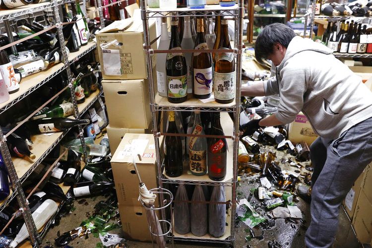 Pembuat bir seperti Asahi Group Holdings dan Kirin Holdings, yang memiliki pabrik di Fukushima dan Sendai, sedang menilai dampak gempa bumi Jepang pada Sabtu (13/2/2021) terhadap fasilitas mereka. 