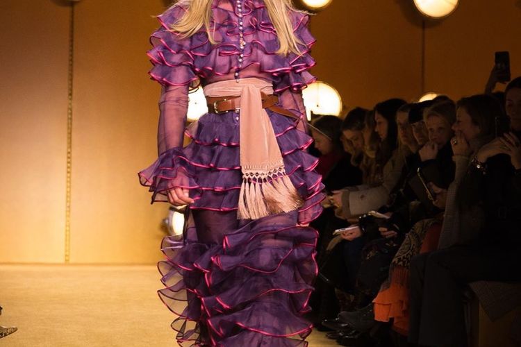 salah satu contoh busana model ruffles yang dipamerkan dalam New York Fashion Week 2020