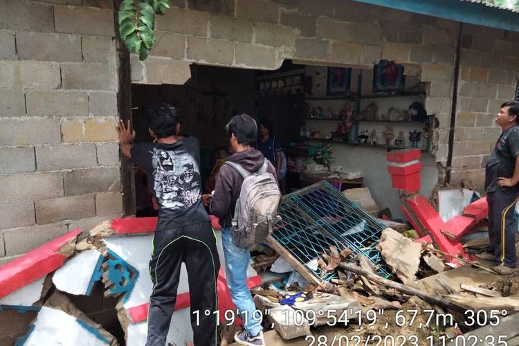 Sebuah bangunan sekolah dasar di Desa Risau, Kecamatan Jagoi Babang, Kabupaten Bengkayang, Kalimantan Barat (Kalbar) mengalami rusak akibat terdorong tanah longsor, Selasa (28/2/2023). Ketua Satuan Tugas Informasi Bencana Badan Penanggulangan Bencana Daerah (BPBD) Kalbar Daniel mengatakan, bangunan sekolah tersebut rusak pada bagian dinding.