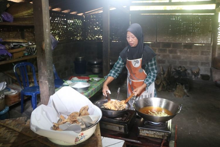 Pengrajin olahan krispi ikan dan abon Lohan Mina Rasa, Soka, Hargowilis Kapanewon Kokap, Kabupaten Kulon Progo, Daerah Istimewa Yogyakarta.