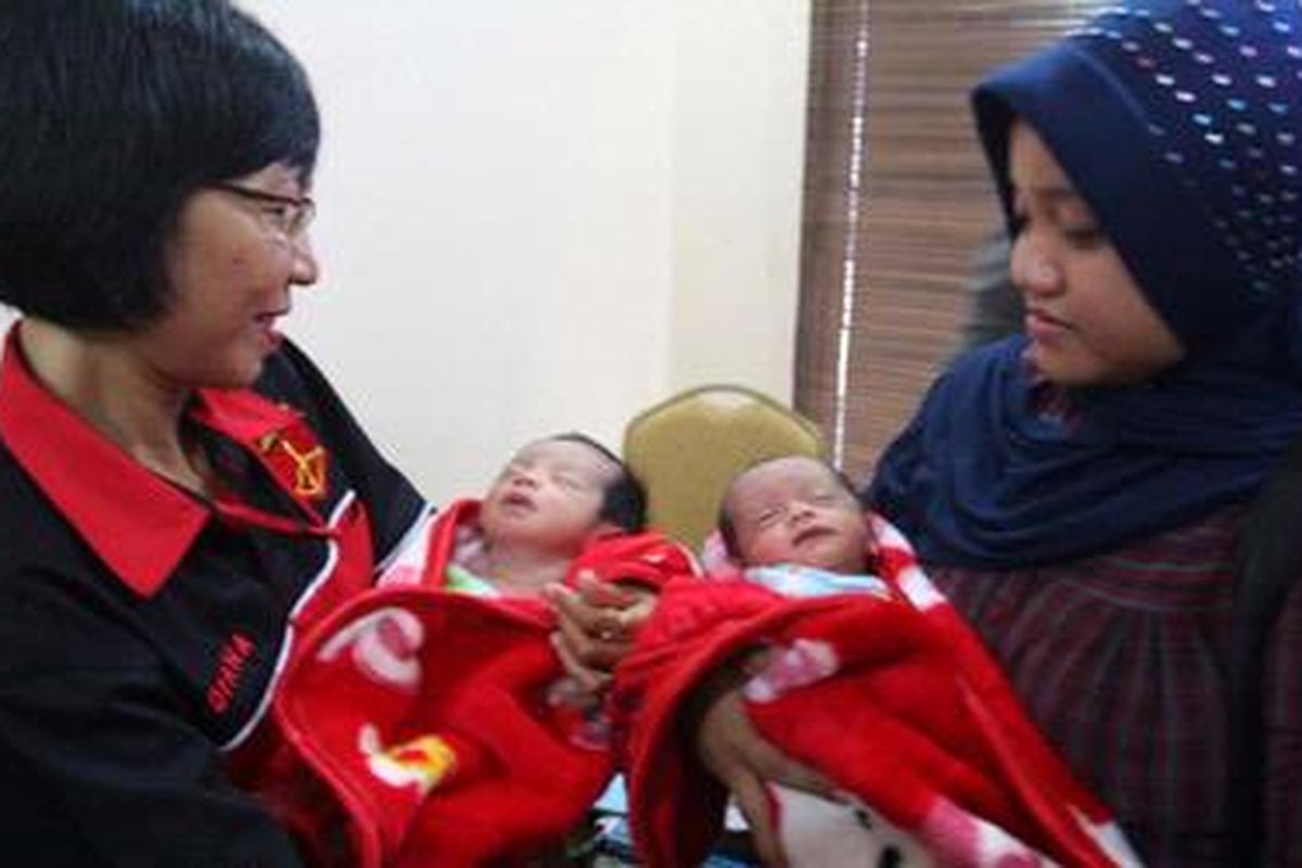 Dua bayi lelaki kembar asal Kota Bogor yang diamankan Polres Kota Depok, Selasa (21/2/2012) ini. Dua bayi ini hendak dijual seorang warga Depok berinisial MS (49).