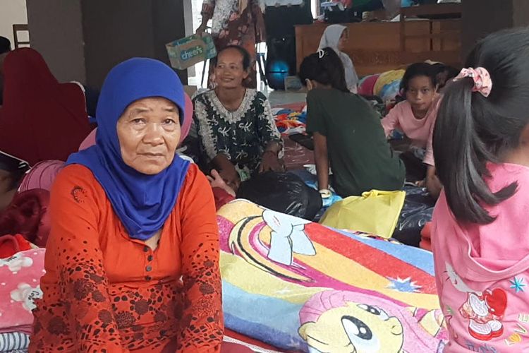 Warga Duaun Sumberkajar mengungsi di Balai Desa Jarit
