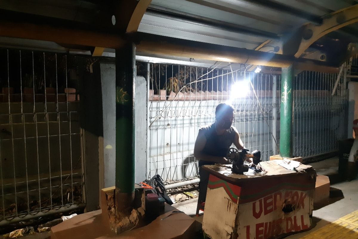 Casmono tukang jahit di halte yang berada didekat kawasan Pelabuhan Sunda Kelapa, Jakarta Utara 
