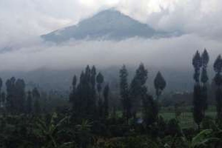 Gunung Sumbing (3.371 mdpl) dilihat dari Jalan Raya Parakan - Wonosobo, Jawa Tengah, Senin (16/5/2016) sore.