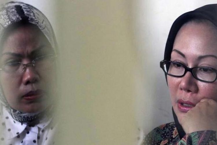 Gubernur Banten nonaktif Ratu Atut Chosiyah ditemani adiknya, Ratu Tatu (kiri) di Pengadilan Tindak Pidana Korupsi, Jakarta, Senin (1/9/2014), untuk menjalani sidang vonis. Atut sebelumnya dituntut penjara 10 tahun dengan denda Rp 250 juta subsider kurungan 5 bulan karena diduga terlibat dalam kasus dugaan suap sengketa pilkada Lebak di Mahkamah Konstitusi. 