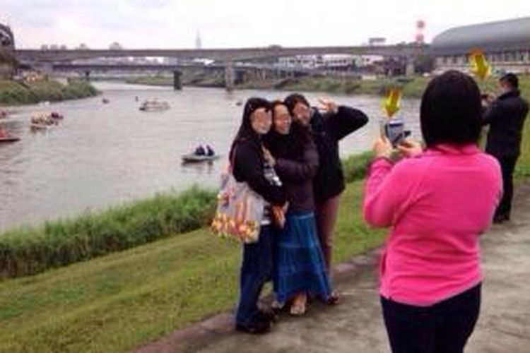 Sejumlah warga kota Taipei melakukan hal kurang terpuji dengan menjadikan sungai lokasi jatuhnya pesawat maskapai TransAsia Airways menjadi latar belakang foto mereka.