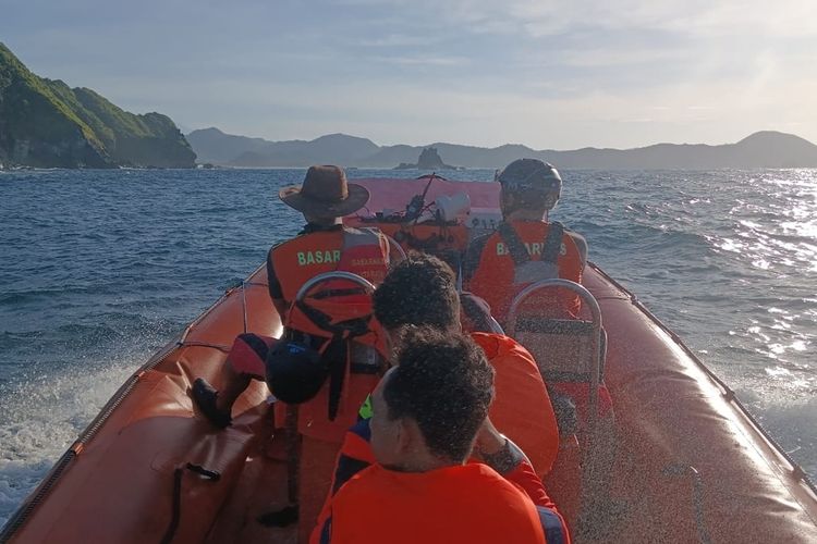 Tim gabungan SAR memperluas pencarian korban Dokter Wisnu yang hilang saat memancing di perairan Pantai Lancing, Lombok Tengah, NTB.