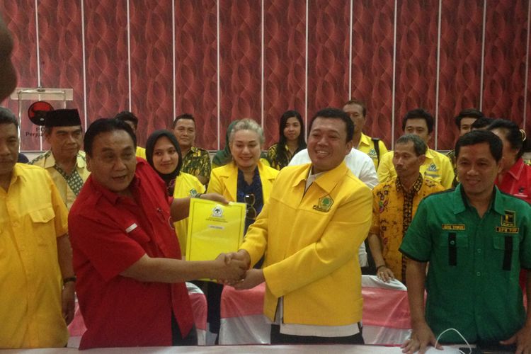 Politisi Golkar Nusron Wahid memberikan surat dukungan tertulis untuk pasangan Ganjar Pranowo-Taj Yasin di Pilkada Jateng di kantor DPD PDI-P Jateng, Rabu (10/1/2018).