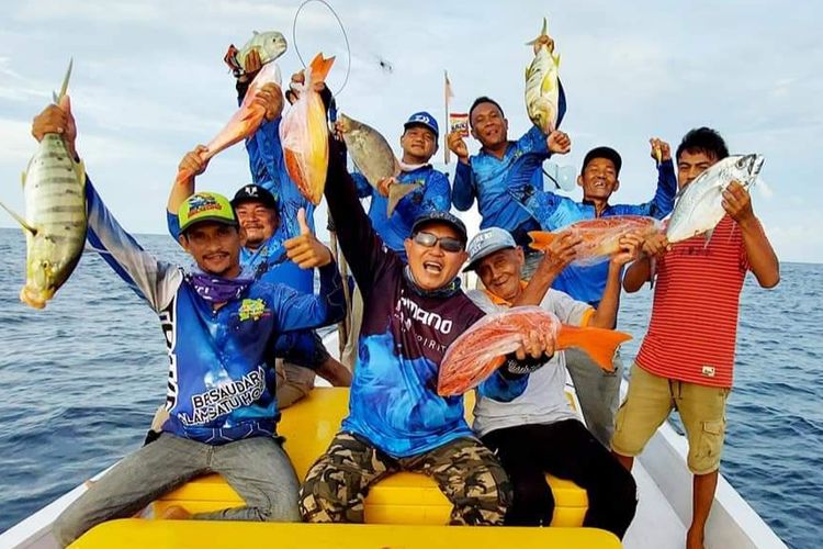 Para angler dengan berbagai jenis ikan hasil pancingan di laut Manggar, Belitung Timur.