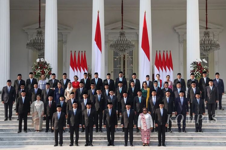 Para wakil menteri (wamen) berfoto bersama usai pelantikan wamen anggota kabinet Merah Putih di Istana Merdeka, Jakarta, Senin (21/10/2024).
