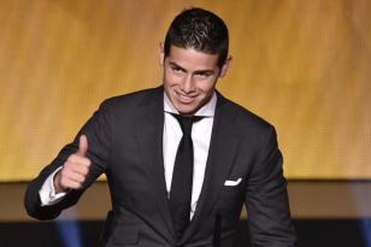 Gelandang Real Madrid asal Kolombia, James Rodriguez, saat meraih Puskas Award 2014 di Zurich, Senin (12/1/2015).