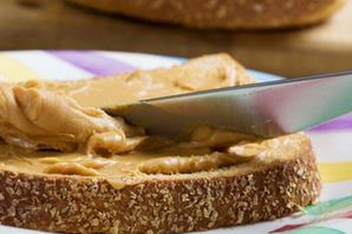 Konsumsi sarapan yang bergizi, seperti roti gandum dengan selai kacang.