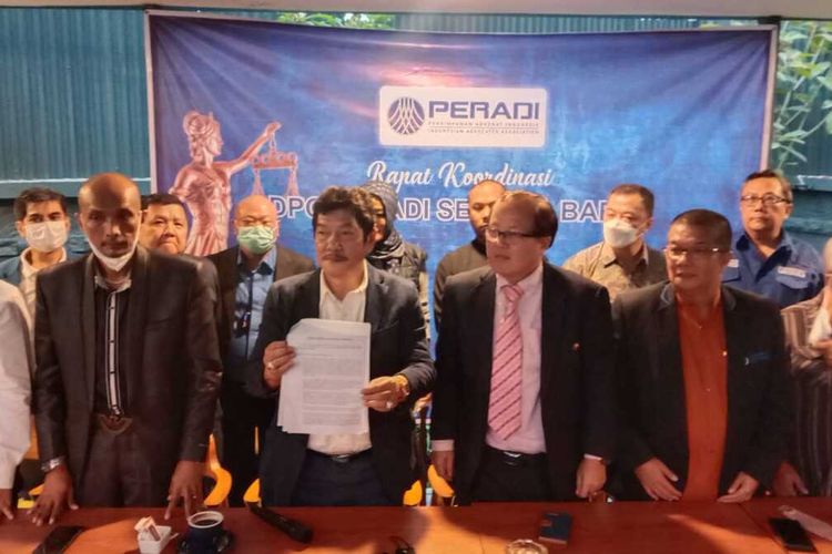 Peradi Jabar tengah melakukan press konpers melayangkan somasi kepada Hotman Paris Hutapea.