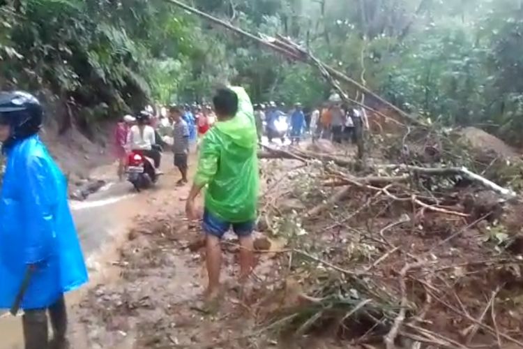 Longsor di dekat jalan Kelok 9 Limapuluh Kota, membuat akses jalan Sumbar-Riau terputus, Minggu (30/4/2023) sekitar pukul 17.00 WIB