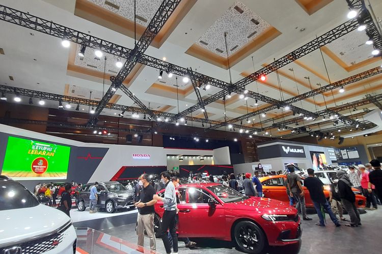 Suasana booth Honda di Hall D pameran IIMS 2022, Sabtu (3/4/2022)