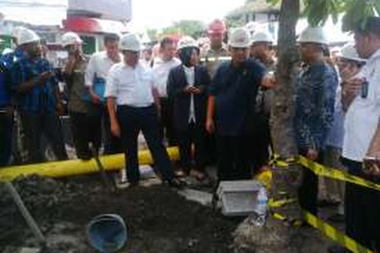 Risma bersama Menteri ESDM dan Dirut PT PGN saat Ground Breaking 24 ribu sambungan pipa gas rumah di Surabaya, Senin (2/5/2016)