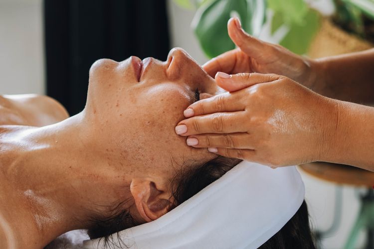 Healthy Aging dengan Pijat Limfatik Wajah, Hilangkan Sembab dan Kencangkan Kulit