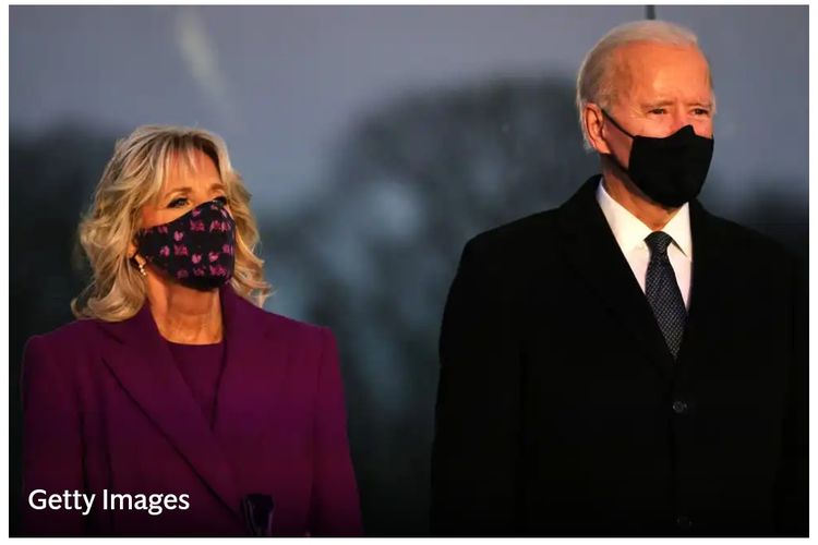 Jill Biden (kiri) mengenakan pakaian serba ungu jelang pelantikan suaminya, Joe Biden, sebagai Presiden AS, Rabu (20/01/2021) waktu setempat.