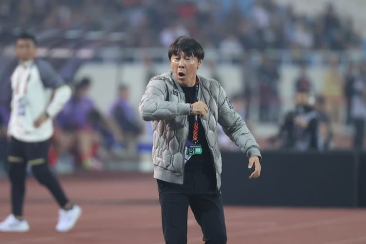 Ekspresi Shin Tae-yong kala memberikan instruksi kepada anak asuhnya dalam laga leg kedua semifinal Piala AFF 2022 antara Vietnam vs Indonesia di Stadion My Dinh, Hanoi, 9 Januari 2023. Terkini, perdebatan antara Shin Tae-yong dan Thomas Doll sudah memasuki babak akhir,