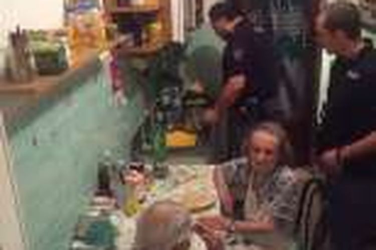 Polisi memasak pasta untuk menghibur pasangan yang sudah tua renta ini, Michele (94) dan Jole (84), warga Roma, Italia.