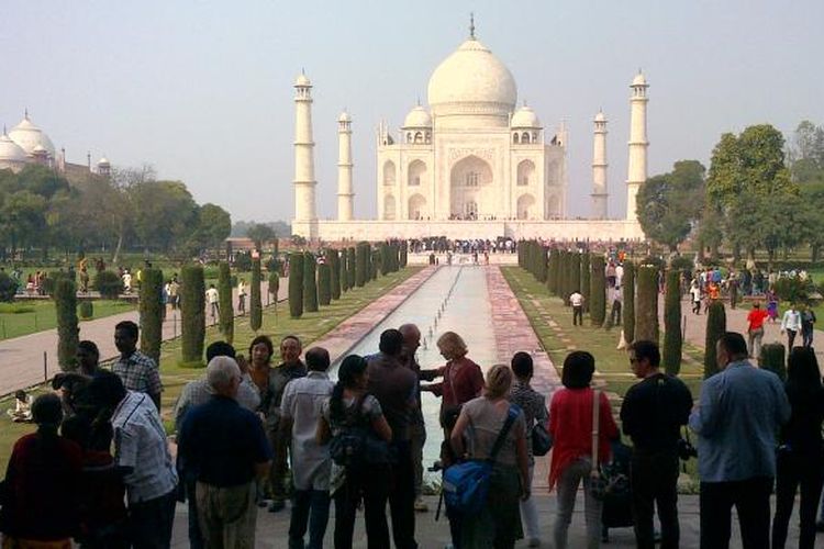 Taj Mahal yang dibangun sekitar 400 tahun lalu, melibatkan ribuan perajin marmer dan batu mulia yang keturunannya masih menggeluti profesi yang sama hingga saat ini.