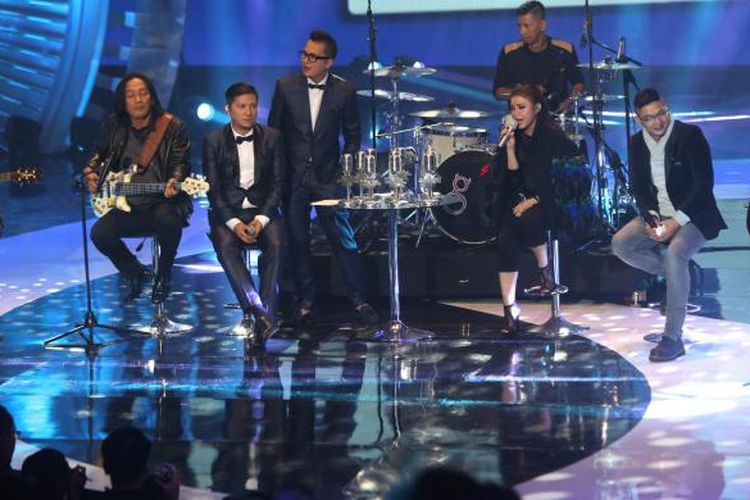 Pasha, Makki, Onci, Enda dan Roman saat tampil di SCTV Music Awards, Kamis (28/4/2016). 