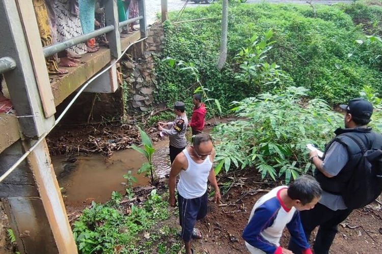 Polisi melakukan penyelidikan ke lokasi tempat bayi dibuang di bawah jembatan Kelurahan Jatirejo, Kecamatan Gunungpati, Kota Semarang, Jawa Tengah (Jateng). 