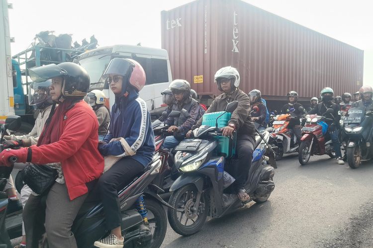 Pemudik motor melintasi pos Tanjungpura, arteri Karawang, Jawa Barat, Jumat (5/4/2024)