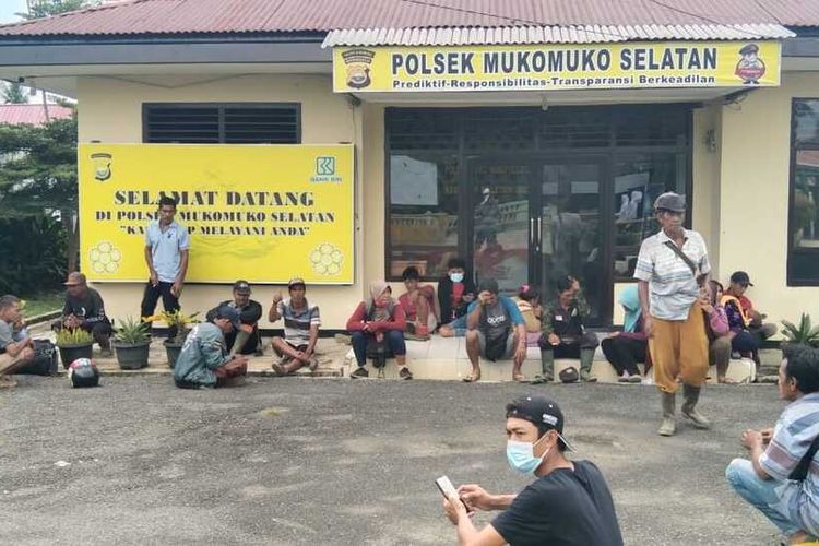 Puluhan petani Kecamatan Malin Deman Kabupaten Mukomuko, Provinsi Bengkulu melaporkan pencurian buah sawit oleh lima orang oknum yang mengaku karyawan PT Daria Dharma Putra (DDP) ke Polsek Ipuh.