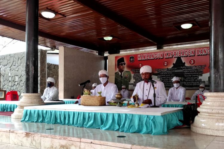 Umat Hindu melakukan doa di Makam Bung Karno di Kota Blitar mengawali peringatan Haul Presiden Soekarno, Minggu (20/6/2021)